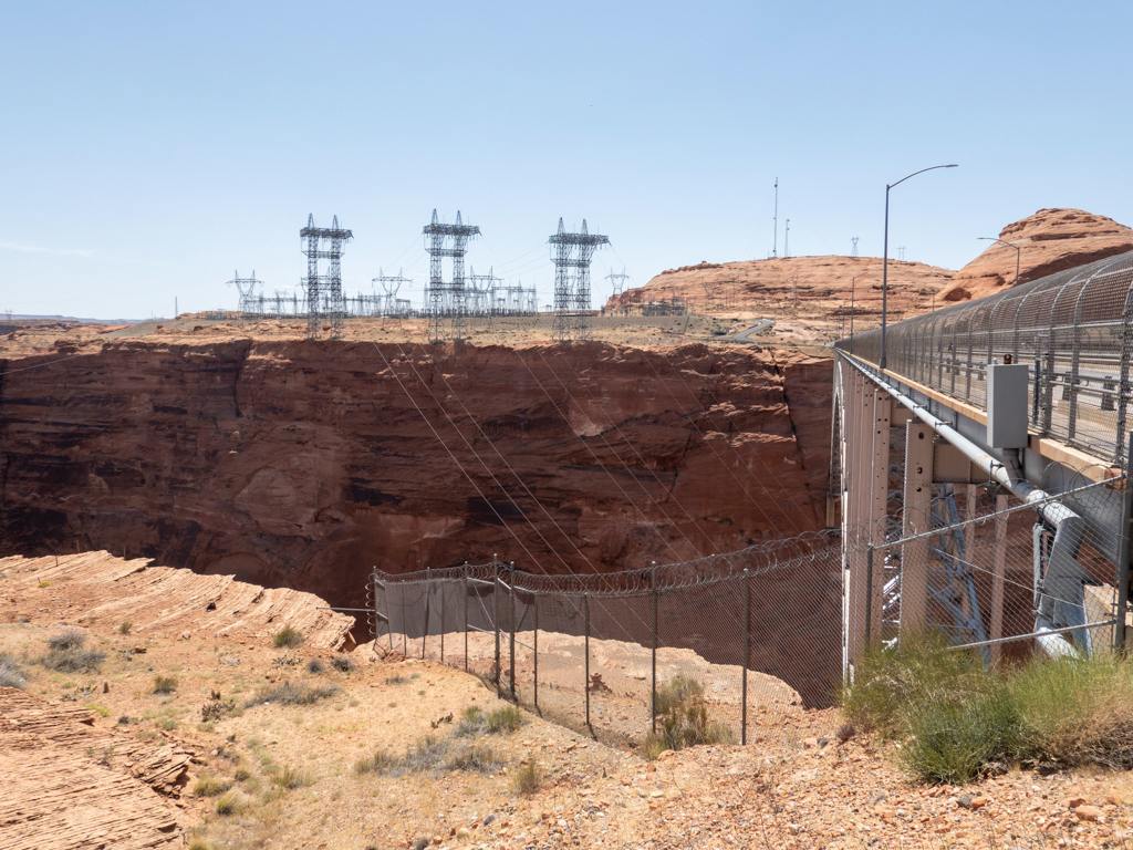 Stromleitungen vom Staudammkraftwerk am Lake Powell