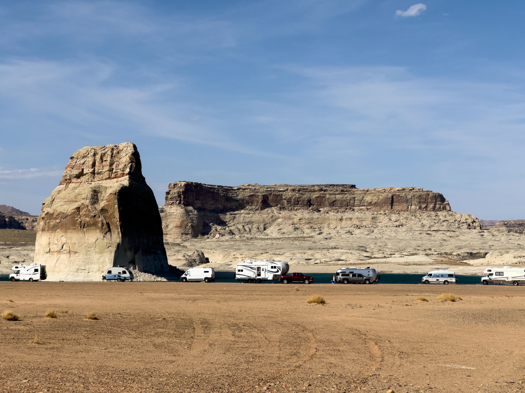 wir sind wie immer die Kleinsten. Die zweiten von Rechts. Unser Halt am Lake Powell