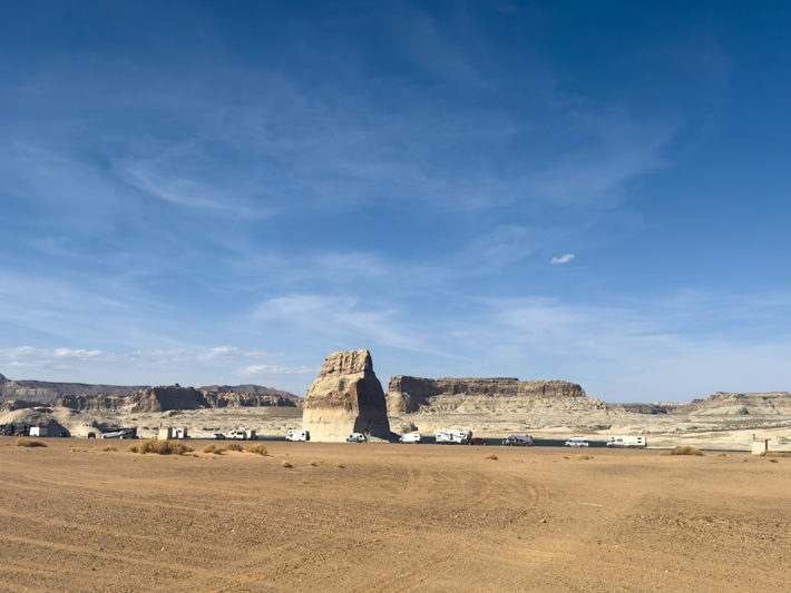 Die Armada der Campierenden am Lake Powell mit dem weithin sichtbaren Lone Rock