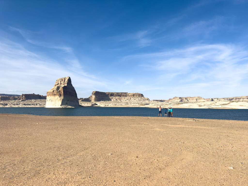 Owen and Family am Lake Powell vor dem Lone Rock