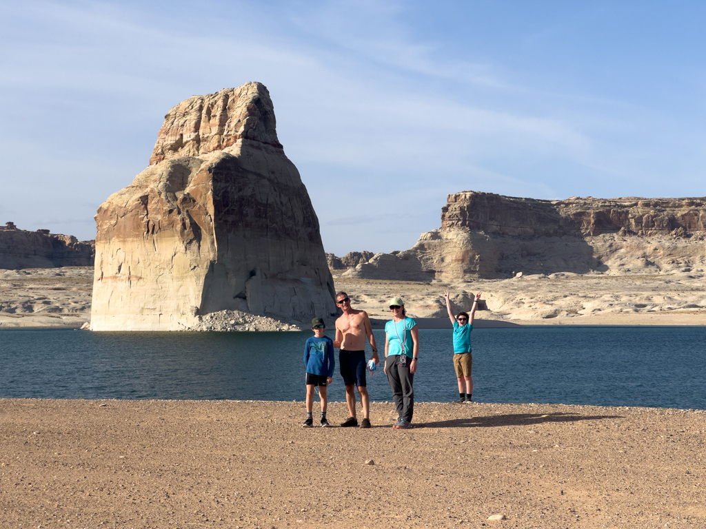 Owen and Family am Lake Powell vor dem Lone Rock