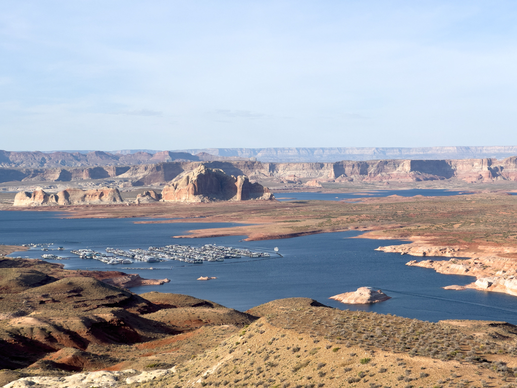 Pano von Lake Powell von einem View Point bei Page aus gesehen. Hier die Marina gut zu sehen