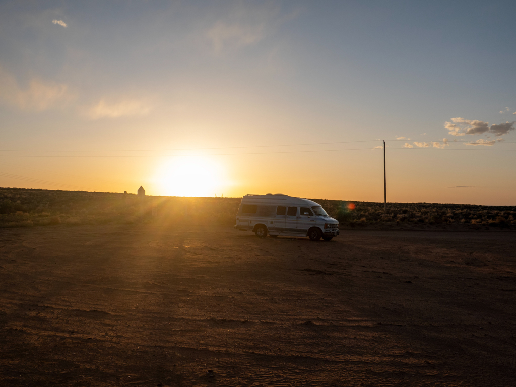 Wir ganz alleine im Abendlicht auf dem Parkplatz am Antelope Canyon