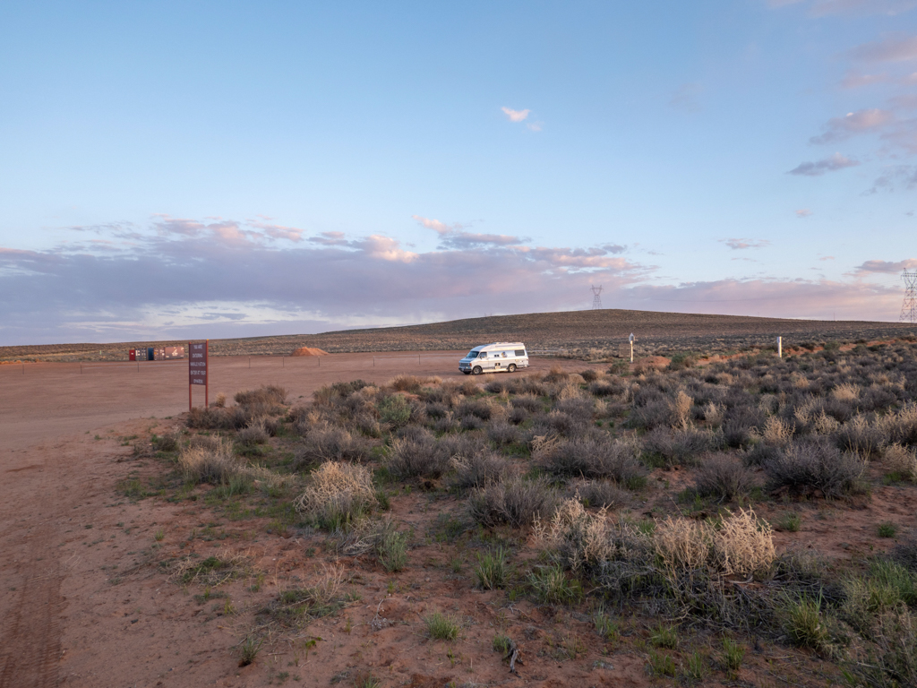 Wir ganz alleine im Abendlicht auf dem Parkplatz am Antelope Canyon