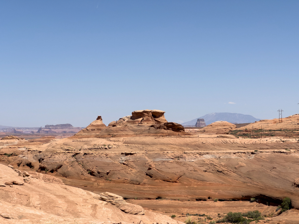 Die unwirklich erscheinende Landschaft am Beeheive Trail. Im Hintergrund erkennt man den Lone Rock am Lake Powell