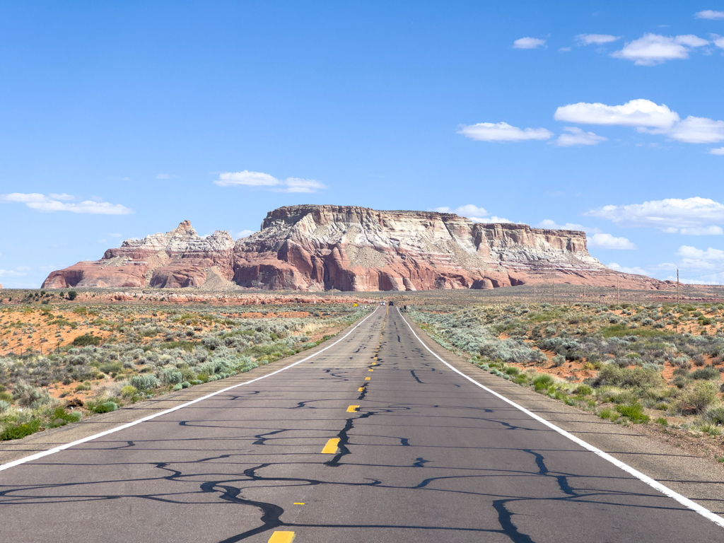 Immer wieder sind grosse Felsen weithion über Arizona den Staat der Canyon weit verstreut. Alles Reste aus der Vergangenheit