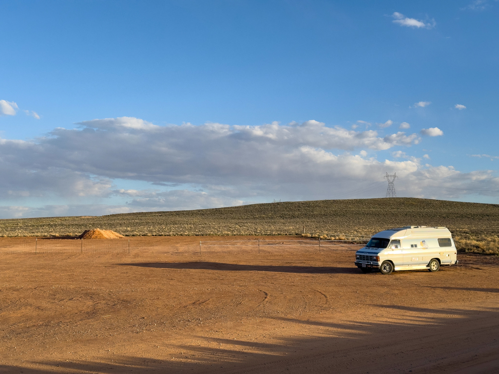 Wir ganz alleine im Abendlicht auf dem Parkplatz am Antelope Canyon