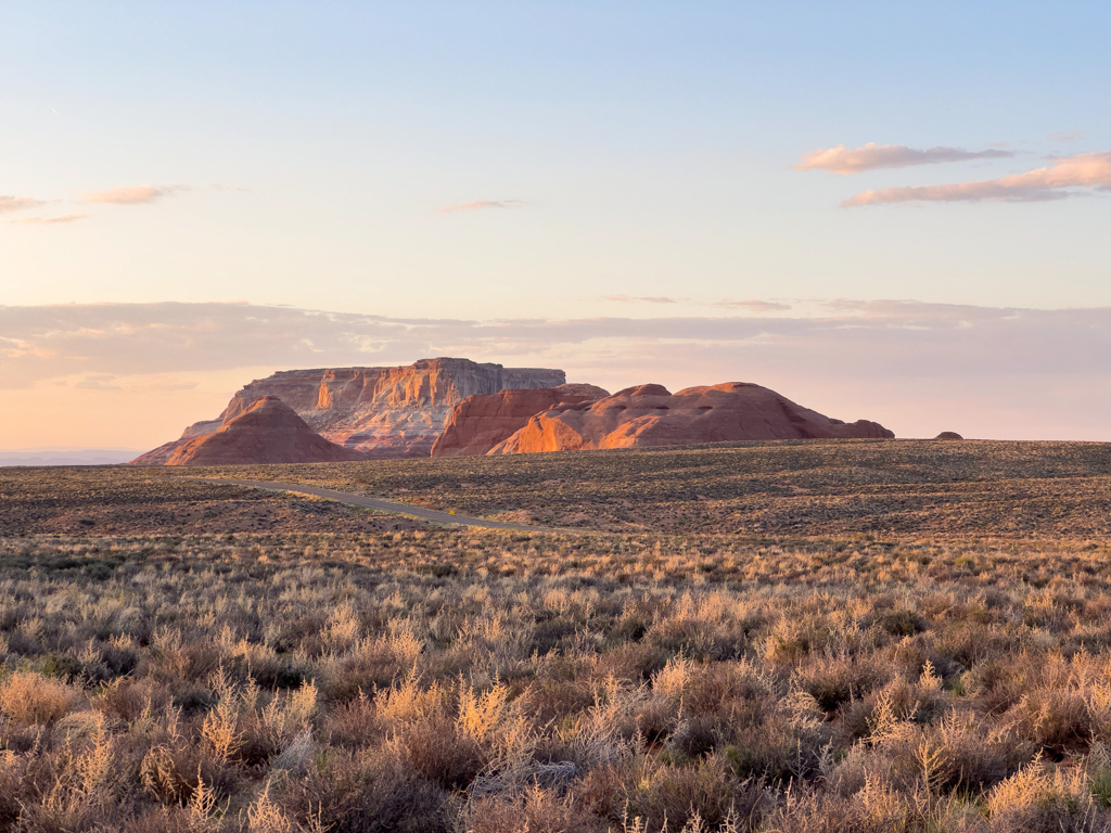 Die weite Ebene mit ein paar Felsen vor dem Antelope Canyon im Abendlicht