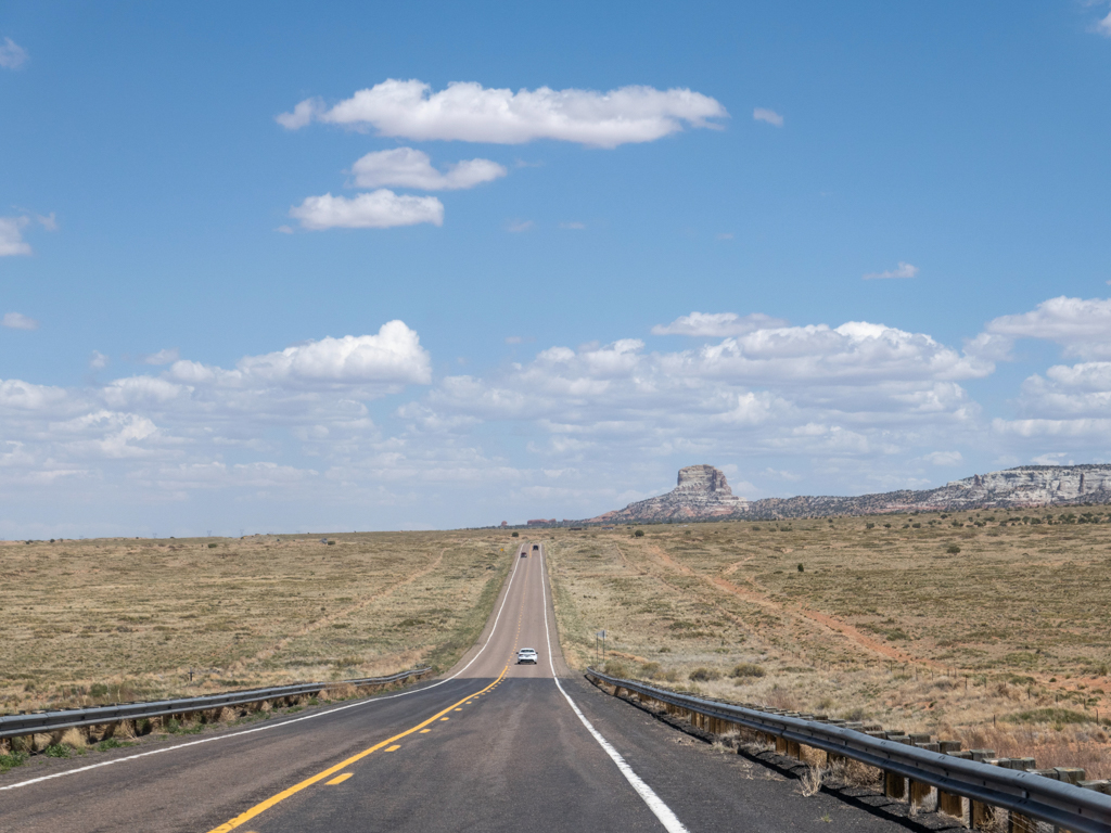 Der HW zerteilt das trockene Land hier in Arizona