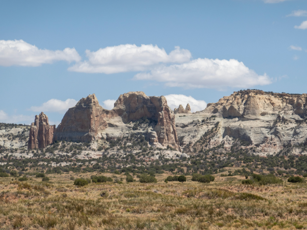 Wir sehen dass wir dem Gebiet der natural bridges immer näher kommen