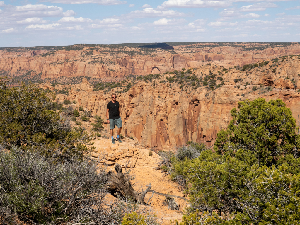 Jo posiert am Canyon Rand bei den Natural Bridges