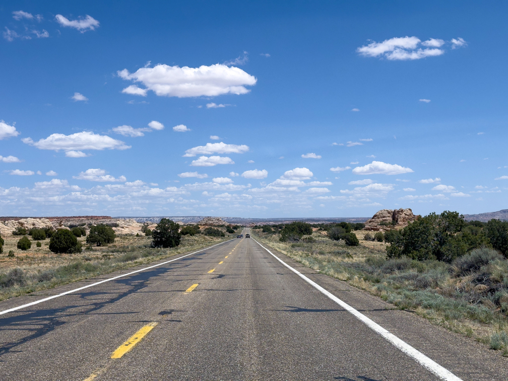 Der HW zerteilt das trockene Land hier in Arizona