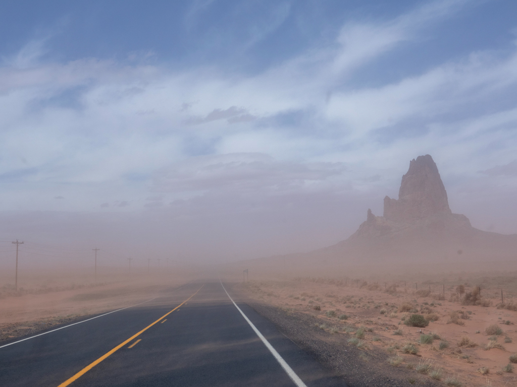 auf dem Weg zum Monument Valley kommt ein (Sand) Sturm auf....