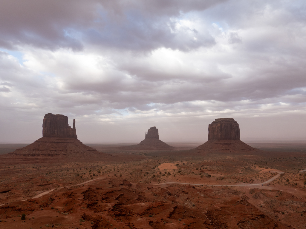 Ausschnitt vom Monument Valley mit Panoramastrasse durch das Valley