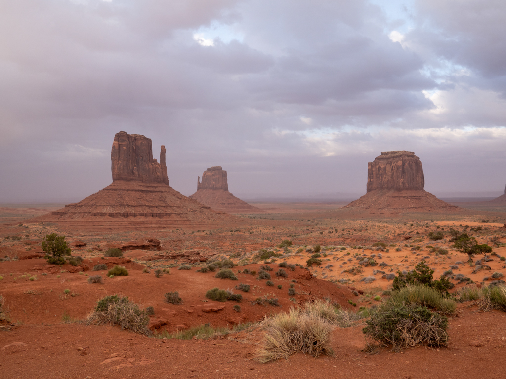 Monument Valley mit dunklen Sturmwolken am Himmel