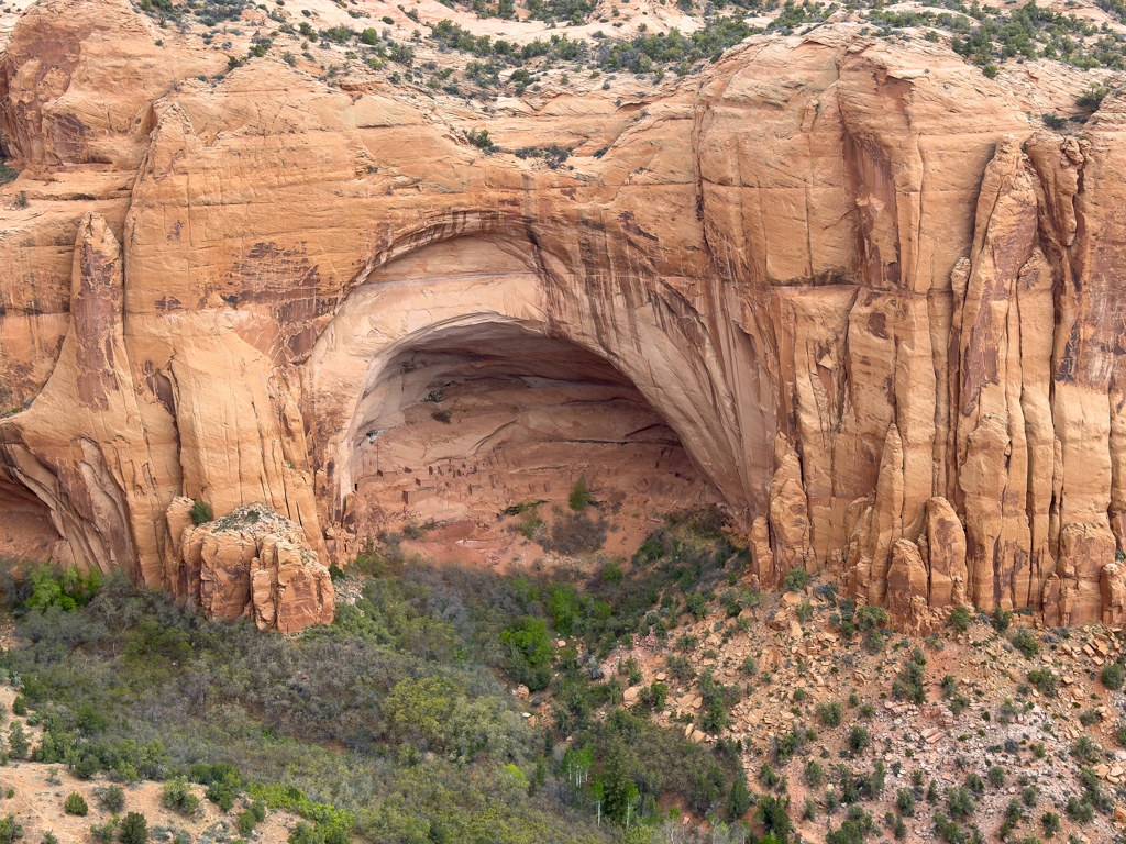 in dieser Mulde hier im Canyon der natural bridges wohnten vor langer Zeit die Pueblo Nativs