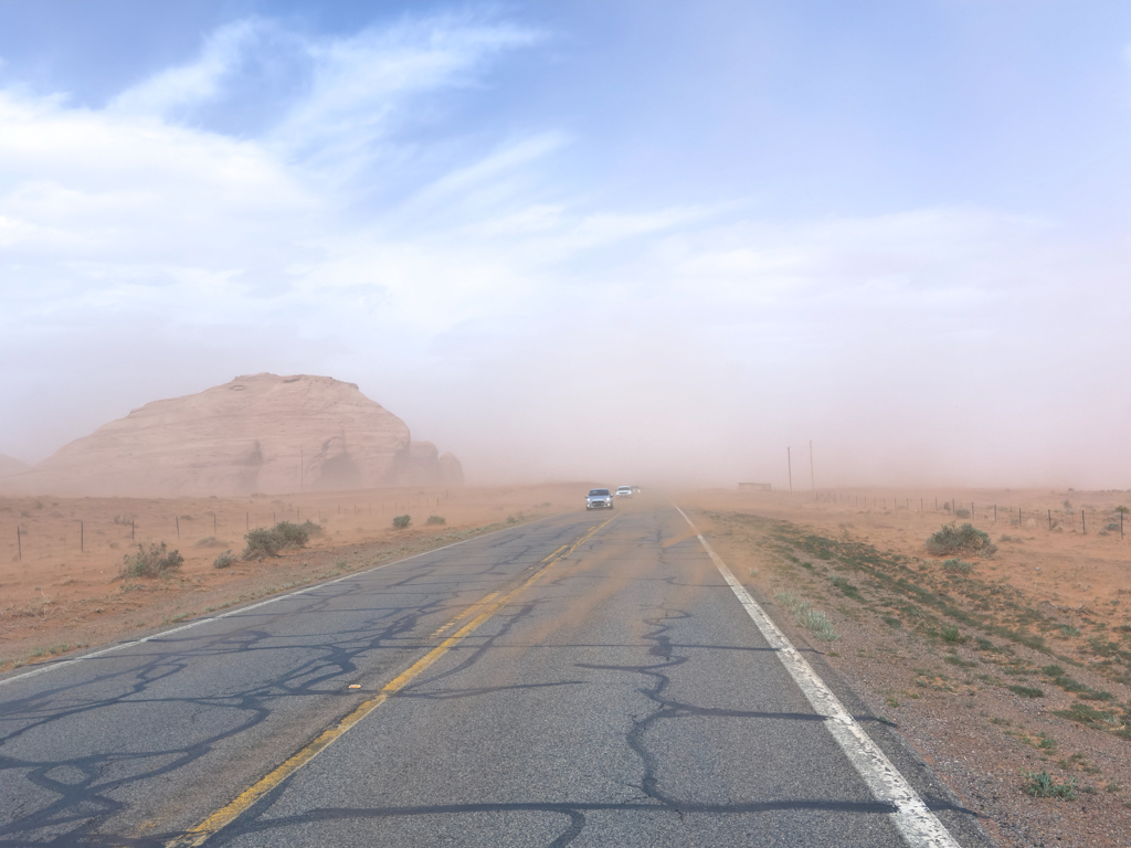 auf dem Weg zum Monument Valley kommt ein (Sand) Sturm auf....
