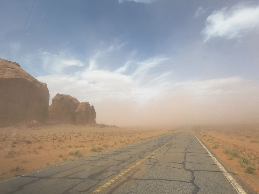 auf dem Weg zum Monument Valley kommt ein (Sand) Sturm auf....