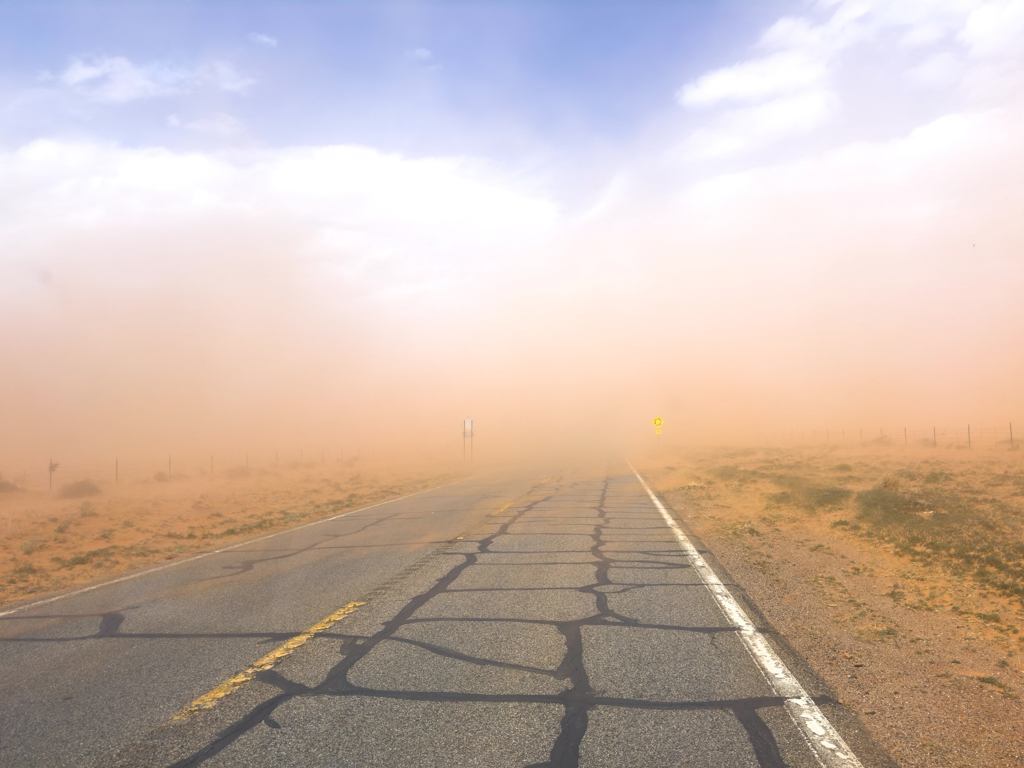 auf dem Weg zum Monument Valley kommt ein (Sand) Sturm auf....