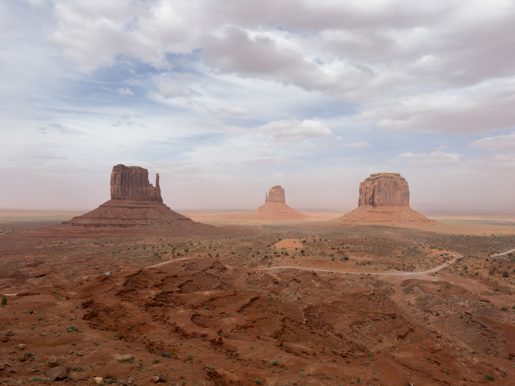 Ausschnitt vom Monument Valley mit Panoramastrasse durch das Valley