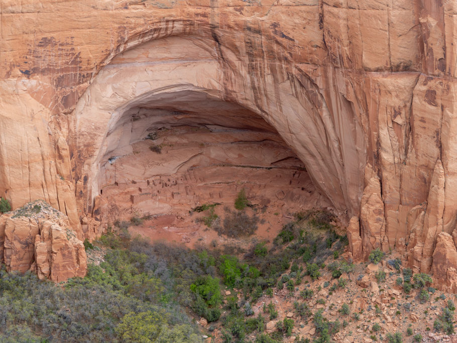 in dieser Mulde hier im Canyon der natural bridges wohnten vor langer Zeit die Pueblo Nativs