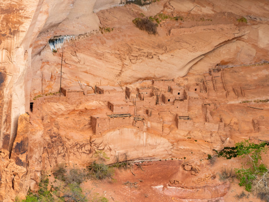 in dieser Mulde hier im Canyon der natural bridges wohnten vor langer Zeit die Pueblo Nativs