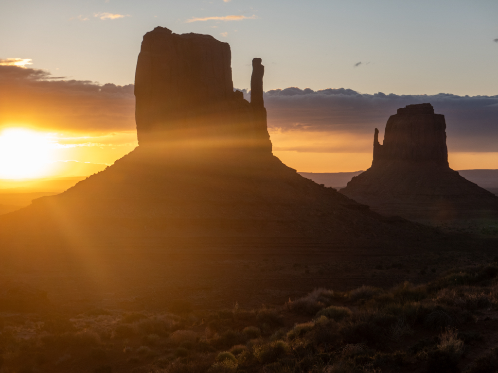 Die beiden Butte's im Monument Valley im Gegenlicht der aufgehenden Sonne