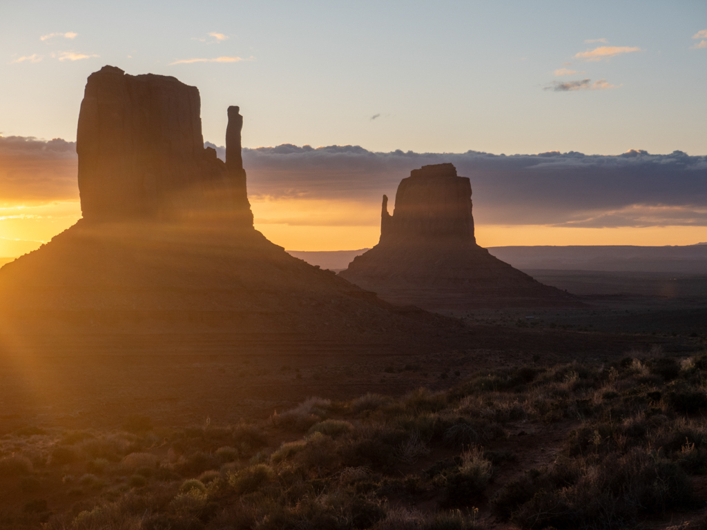Die beiden Butte's im Monument Valley im Gegenlicht der aufgehenden Sonne