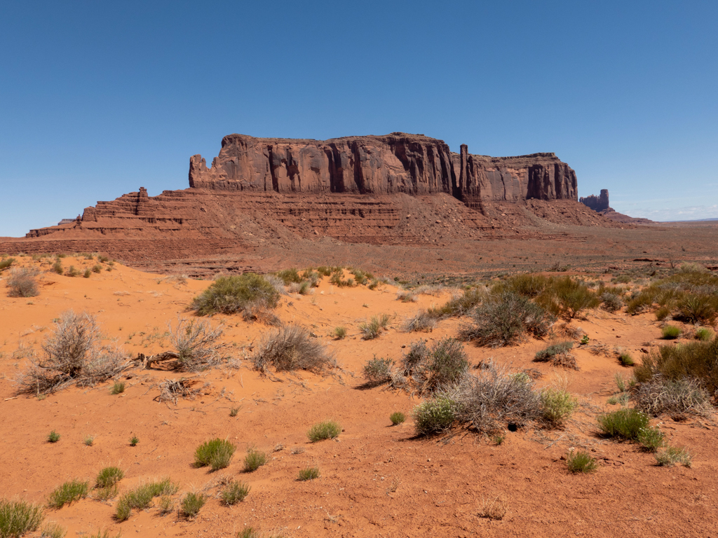 immer wieder beeindruckend diese einzelnen Needles wie abgespaltene Finger an den grossen Felsen im Monument Valley