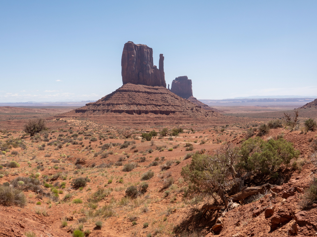 immer wieder beeindruckend diese einzelnen Needles wie abgespaltene Finger an den grossen Felsen im Monument Valley
