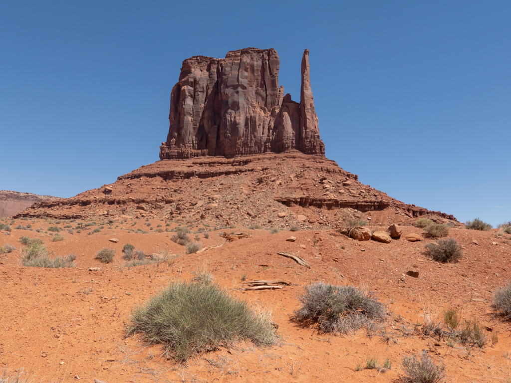 immer wieder beeindruckend diese einzelnen Needles wie abgespaltene Finger an den grossen Felsen im Monument Valley