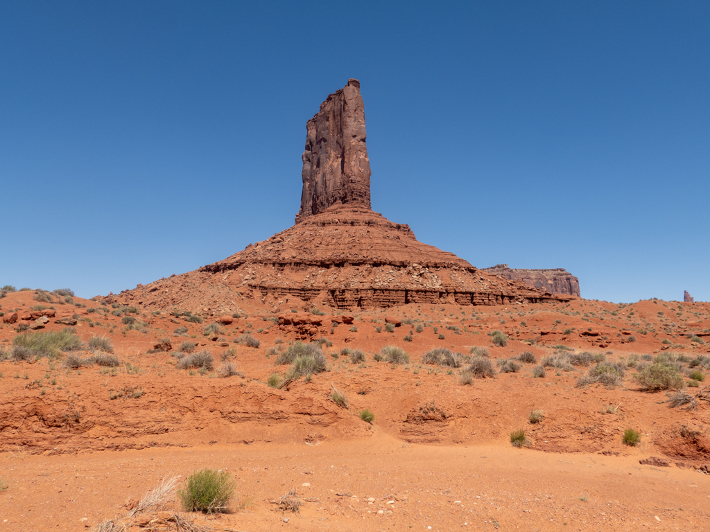 ein einzelner schmaler Felsen wie ein Mahnmal aus längst vergangener Zeit