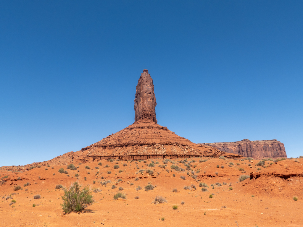 ein einzelner schmaler Felsen wie ein Mahnmal aus längst vergangener Zeit