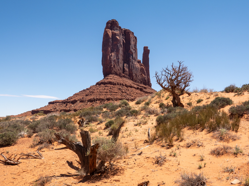 Auf der Wanderung durch das Monument Valley umrunden wir diesen Felsen