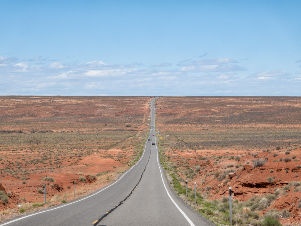 Weites trockenes Land hier in Utah so weit das Auge reicht. Auf dem Weg zum Goosenecks