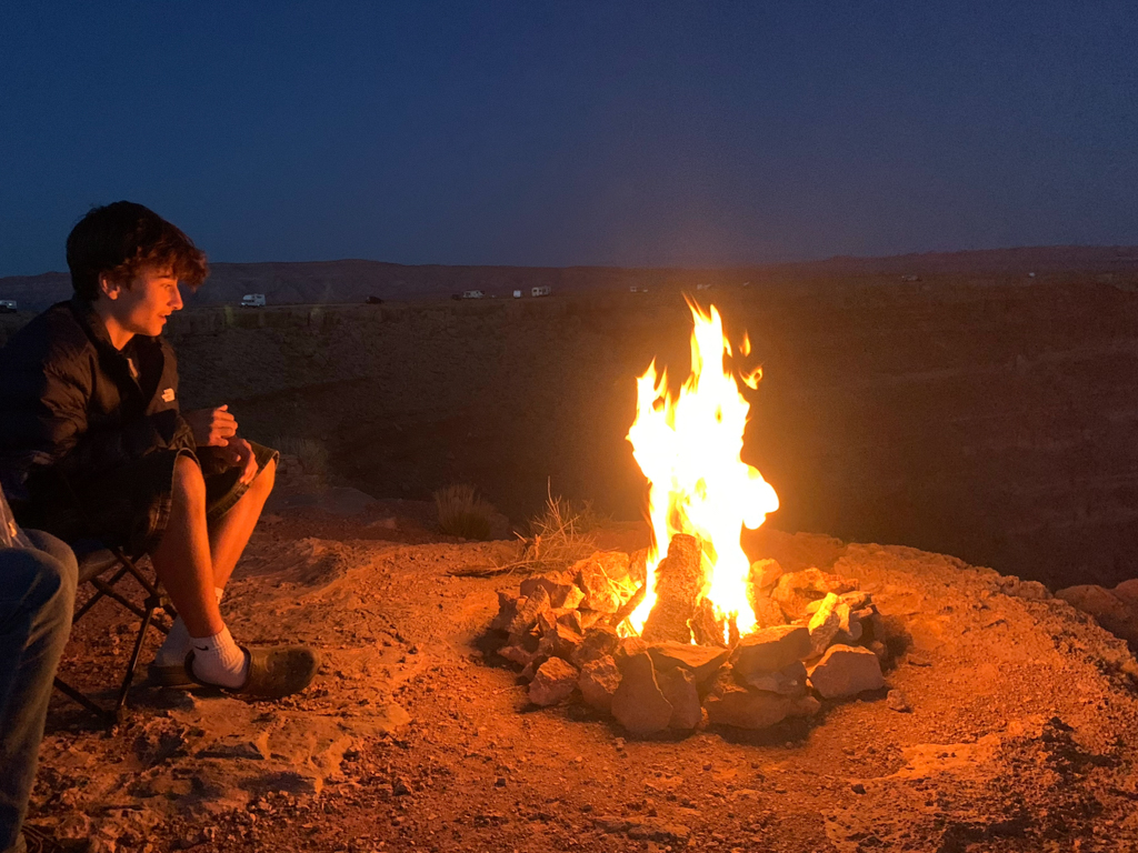 Gabrielé macht Feuer für die Marshmallows