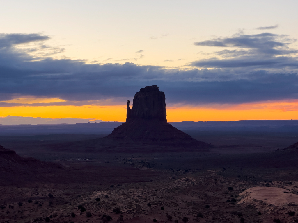 Der noch junge und dunkle Morgen am Monument Valley vor dem Sonnenaufgang