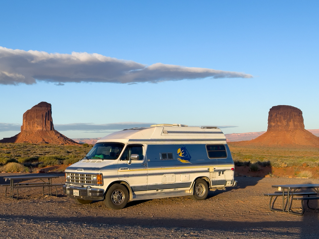 Hinter uns im Monument Valley sehen wir die Sonne aufgehen
