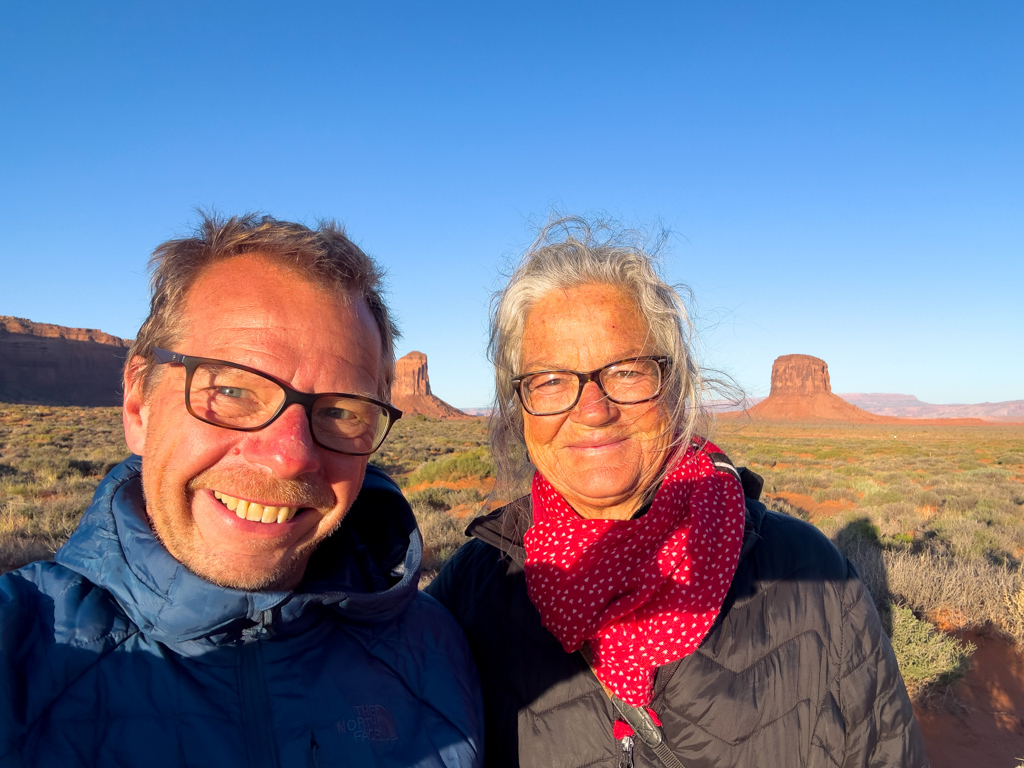 JoMa Selfie am Morgen nach der kalten Nacht im Monument Valley