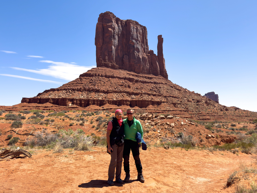JoMa bei der Wanderung im Monument Valley