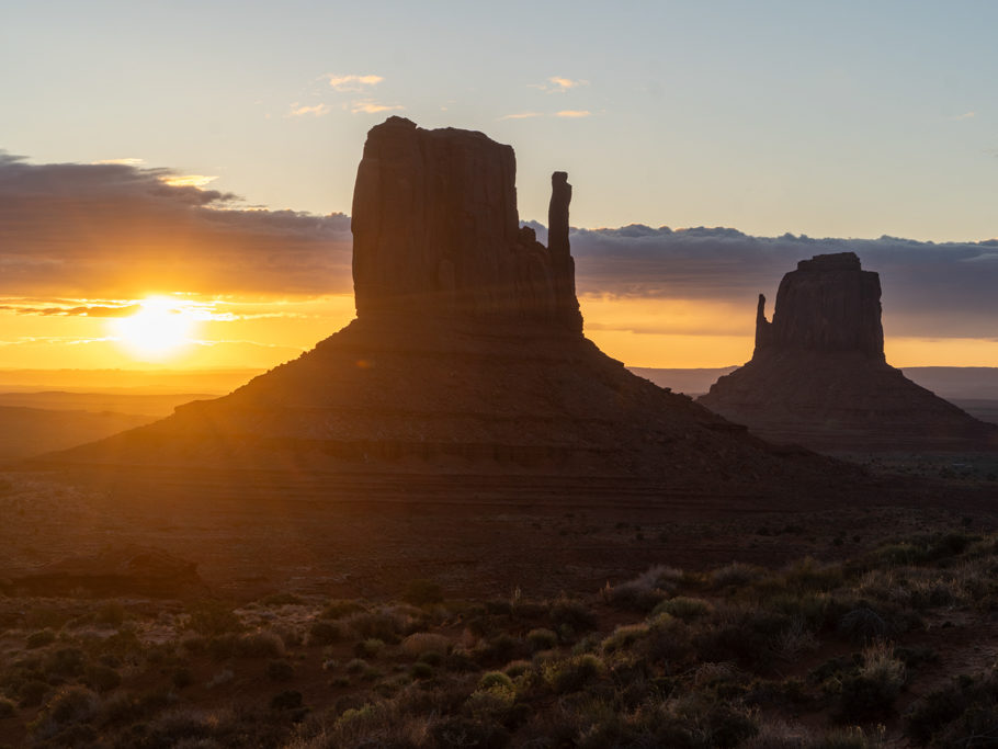 Der noch junge und dunkle Morgen am Monument Valley mit Sonnenaufgang am Horizont
