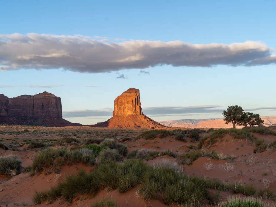 Hinter uns im Monument Valley sehen wir die Sonne aufgehen