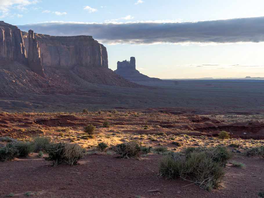Hinter uns im Monument Valley sehen wir die Sonne aufgehen