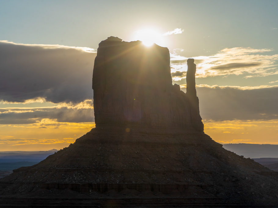 Einer der grossen Butte's im Gegenlicht der aufgehenden Sonne