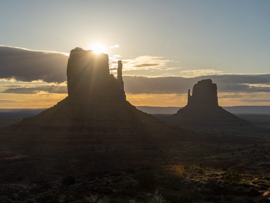 Die beiden Butte's im Monument Valley im Gegenlicht der aufgehenden Sonne