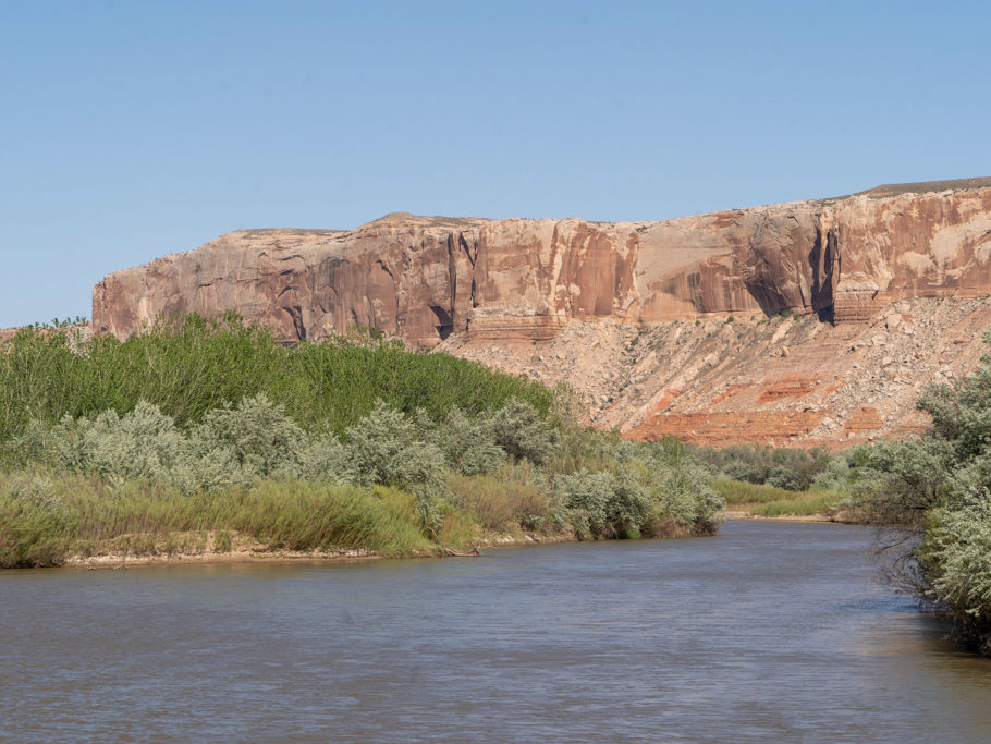 Der träge dahin fliessende San Juan River an der Sand Island vorbei