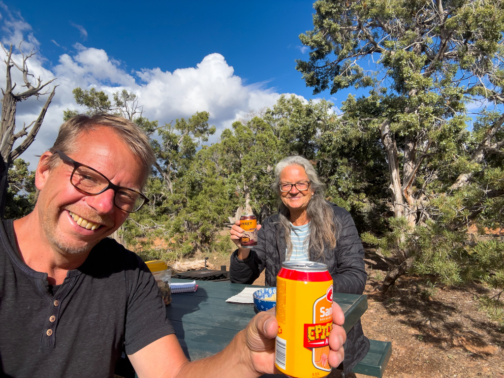 Wir geniessen am Nami den natural bridges campground Ma mit passendem Sunset Bier :-)