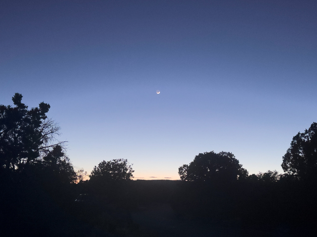 Die Nacht bricht über den Campground herein..