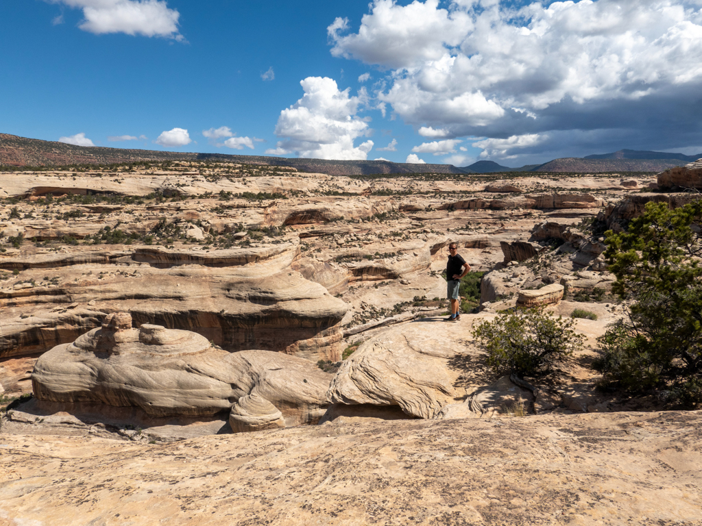 Jo posiert am Rand des 150m tiefen Canyons.