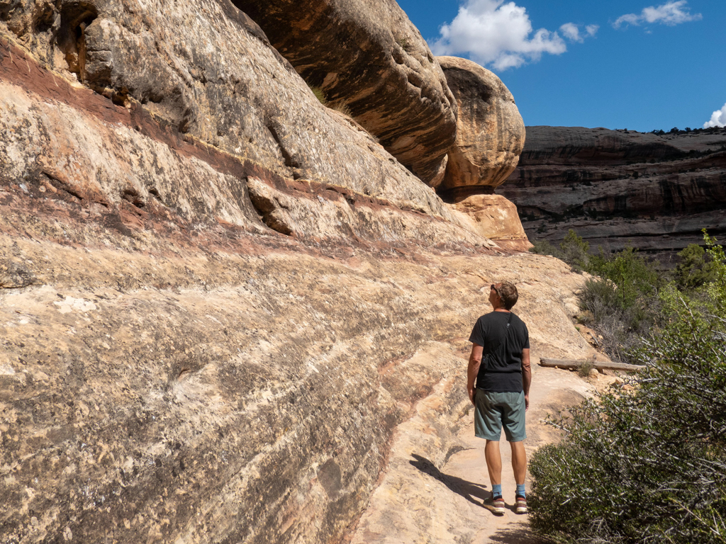 Jo bestaunt die glatt geschliffene Wand am oberen Canyon Rand